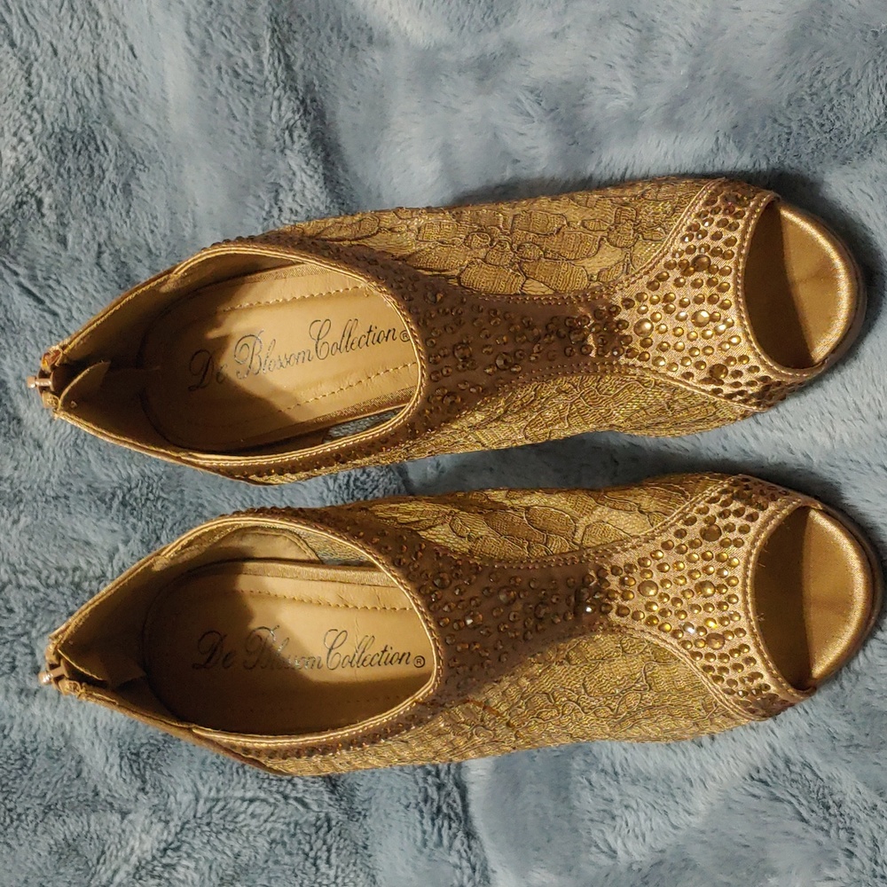 Champagne colored heels with lace and stones. Size 7